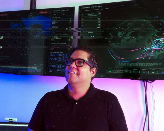 César Gaytán en su estudio frente a monitores