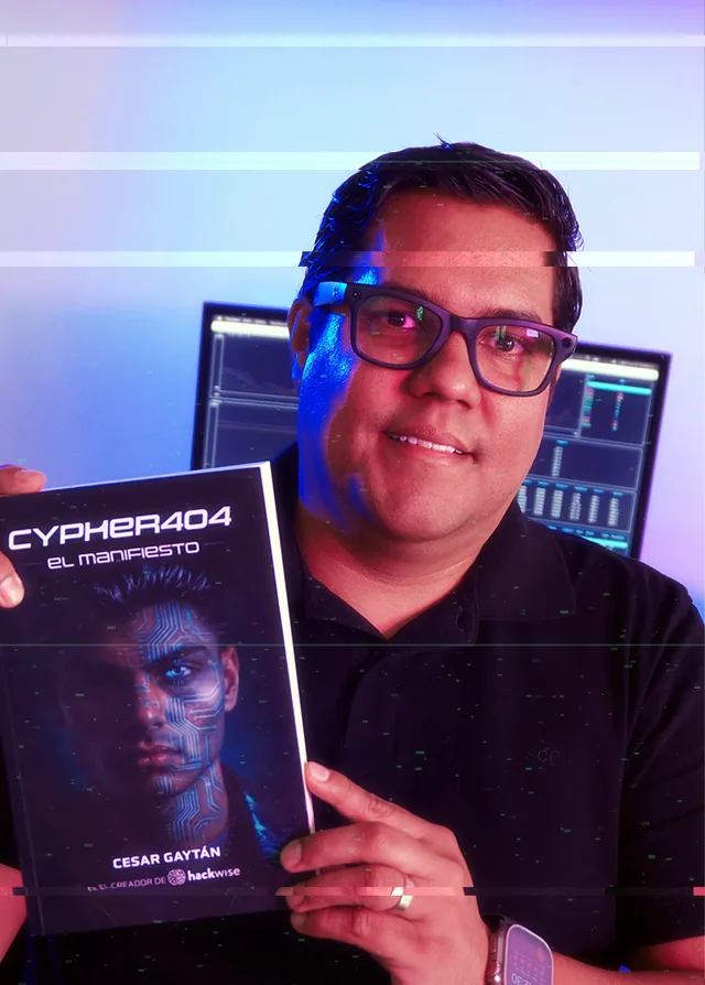 César Gaytán sosteniendo su libro Cypher404: El Manifiesto