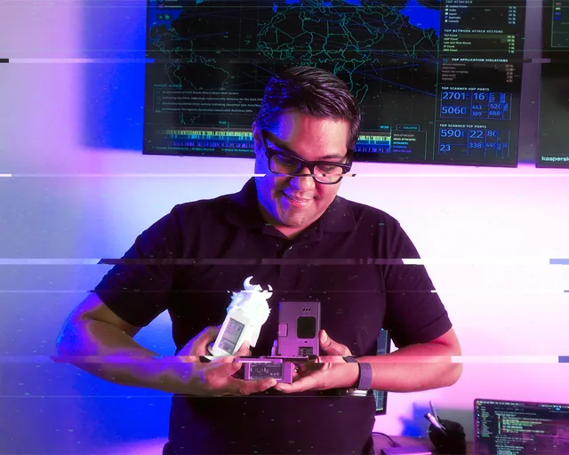 César Gaytán mostrando gadgets electrónicos y piezas impresas en 3D